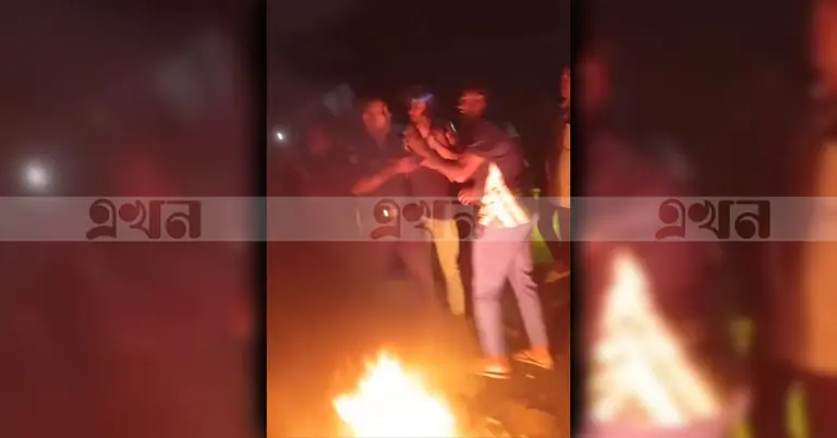 রাস্তায় টায়ার জ্বালিয়ে বিক্ষোভ